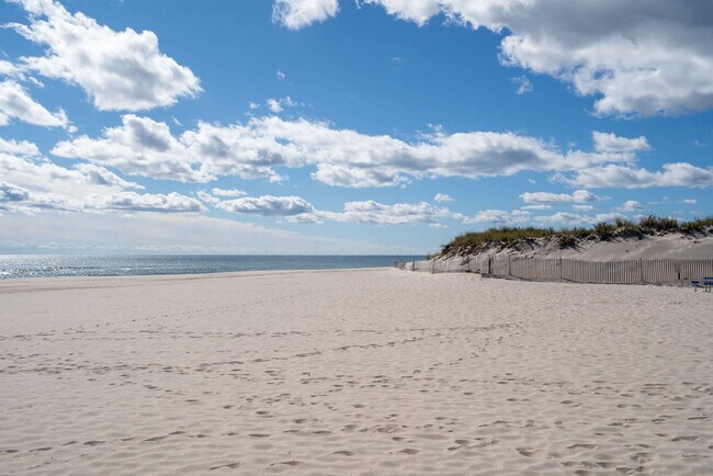 Building Photo - 11 The Pkwy