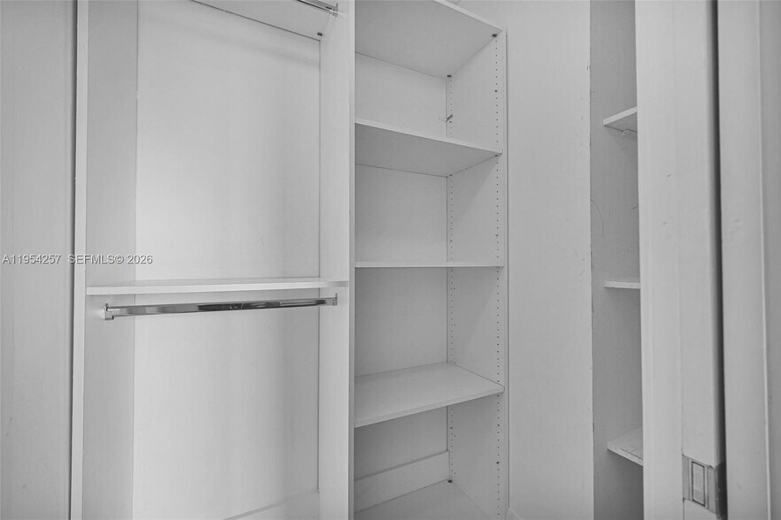 Building Photo - 10 Venetian Way