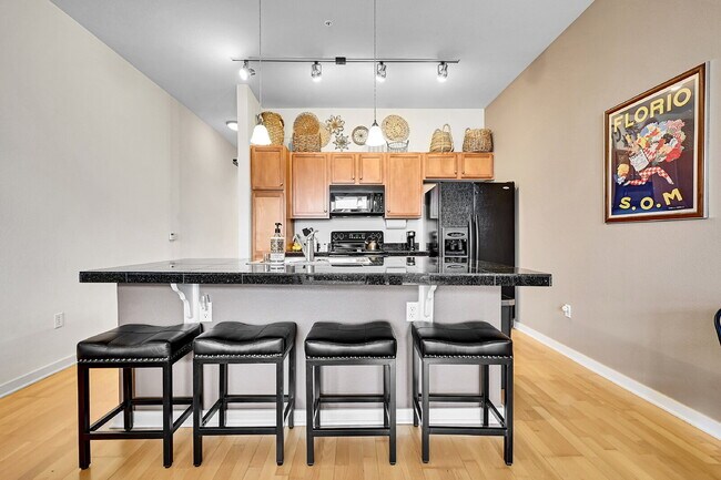 Building Photo - Immaculate, Beautifully Furnished  1-Bed 1-Bath Condo- Available Now!