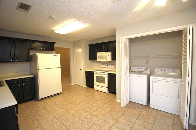 Building Photo - Spacious 3BR/2BA Gulf Breeze Home with Vau...