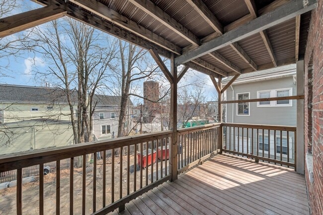 Building Photo - 105 School St