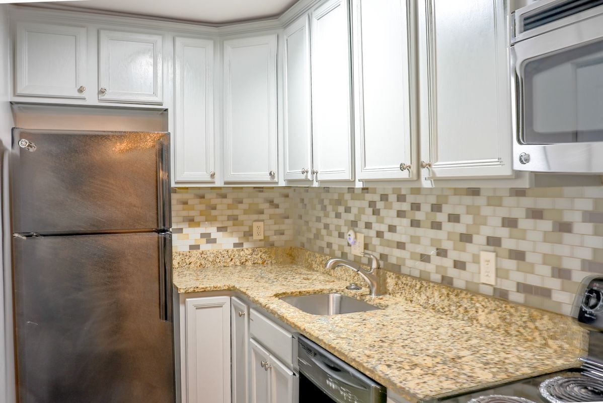 Building Photo - 8622 Village Square Dr