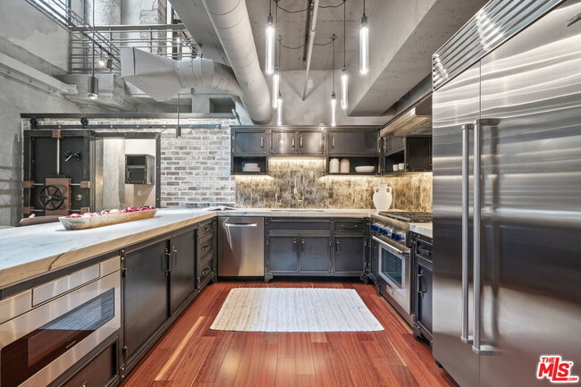 Building Photo - 330 W 11th St