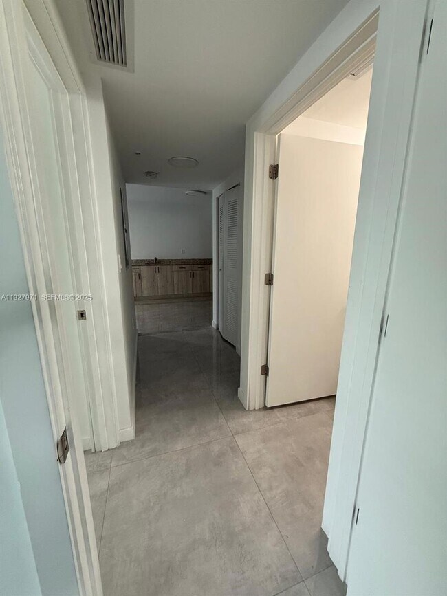 Building Photo - 14752 NE 6th Ave