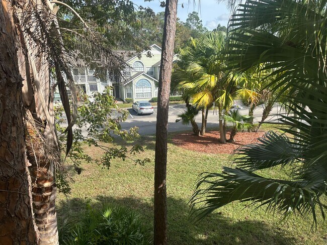 Building Photo - Spacious 3 bedroom condo, perfectly located near shopping & attractions!