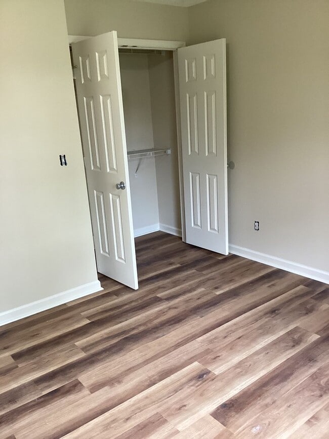 Building Photo - 3 Bedroom / 2 Bath Split-Foyer Home  Kings...