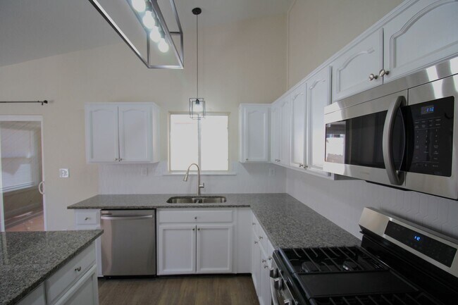 Building Photo - Beautiful Northeast Home -Utilities are a ...