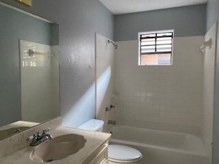 Toilet and bath Tub - 811 W Los Tesoros Dr