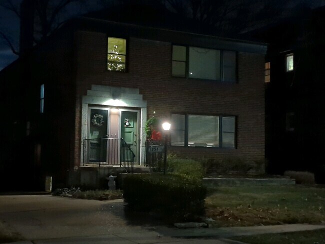 Building Photo - 1256 1/2 Moorlands Dr