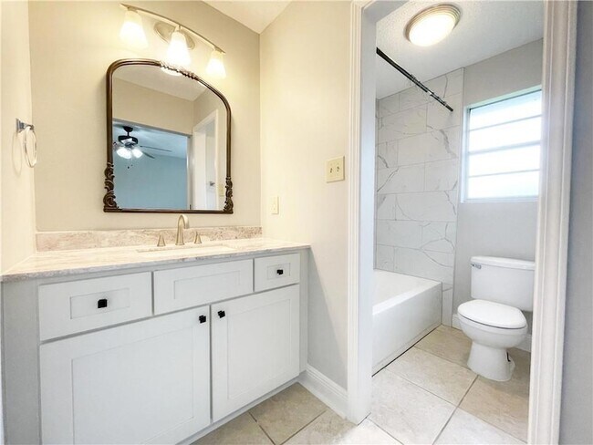 Building Photo - 301 Somerset Dr