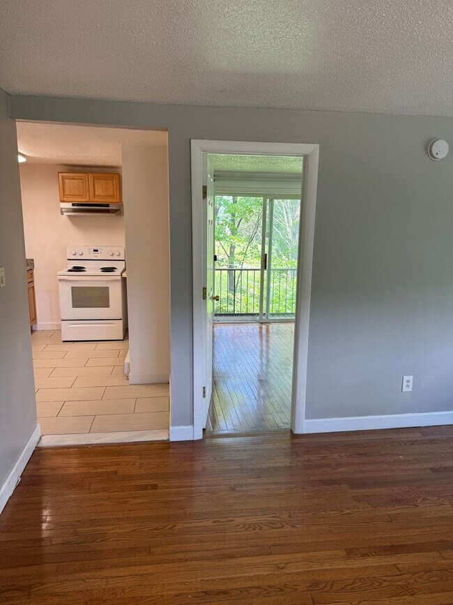 Building Photo - One bedroom Southwick Ma U-11