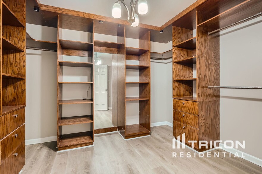 Building Photo - 383 Roseglen Dr NW