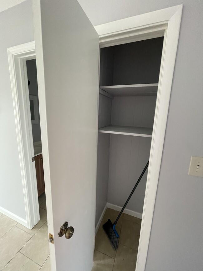 Building Photo - 715 W 13th St