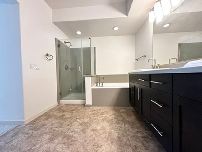 Building Photo - Beautiful, Modern 2 Bed 2 Bath + Bonus Roo...