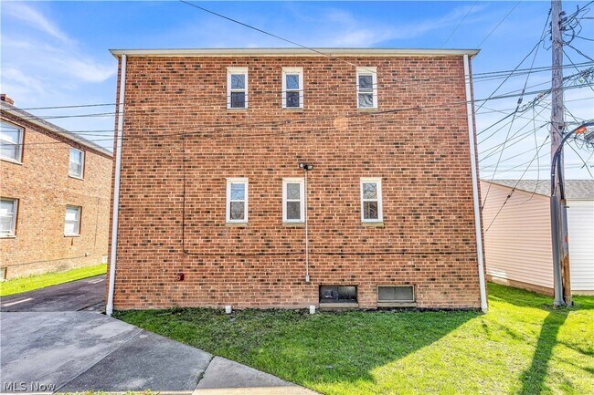 Building Photo - 494 E 222nd St