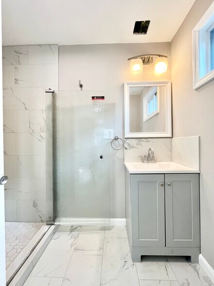 Building Photo - 16 Long Ave