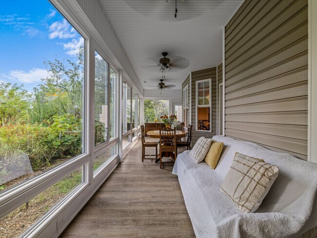 Building Photo - Beauty by the Water!