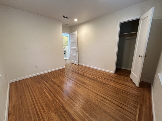 Building Photo - Cute 2 bedroom 1 bath in Tahoe Park Sacram...