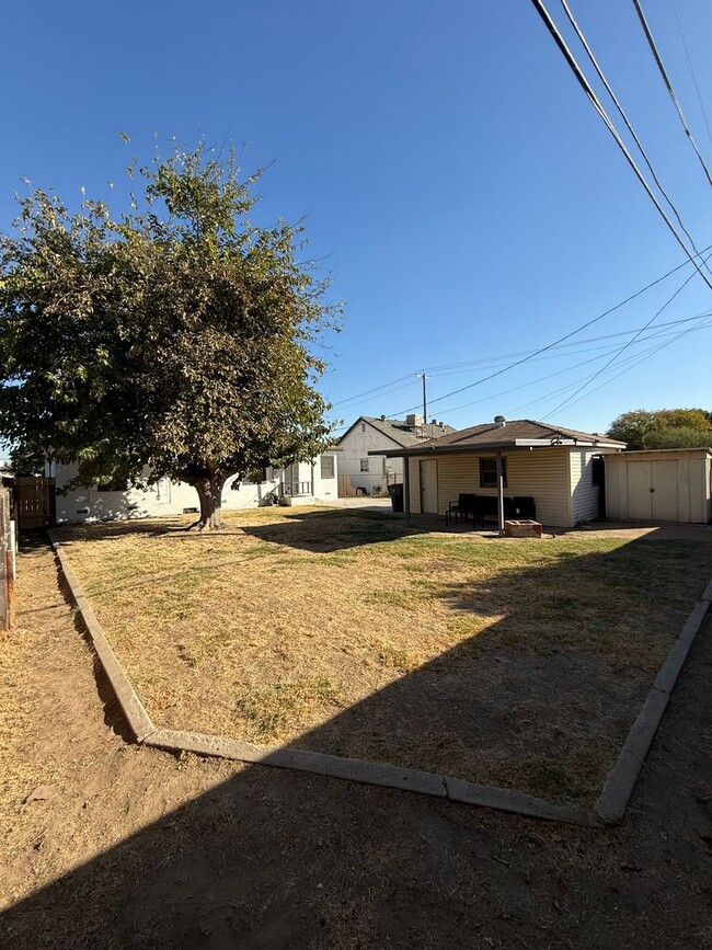 Building Photo - Darling Home in Central Bakersfield!