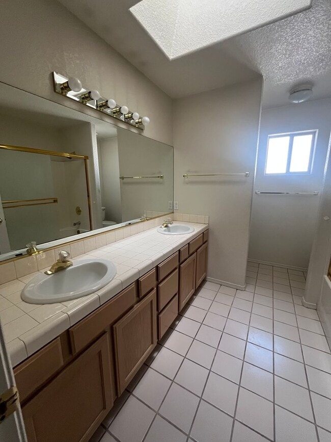 Building Photo - 3 Bedroom - 2 Bath Home