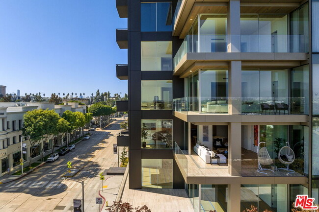 Building Photo - 8899 Beverly Blvd