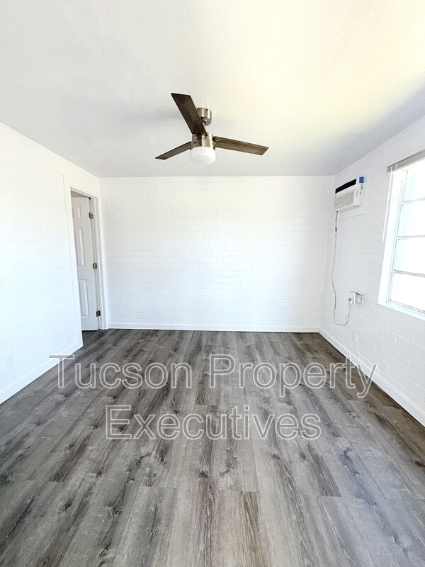 Building Photo - 130 E Delano St