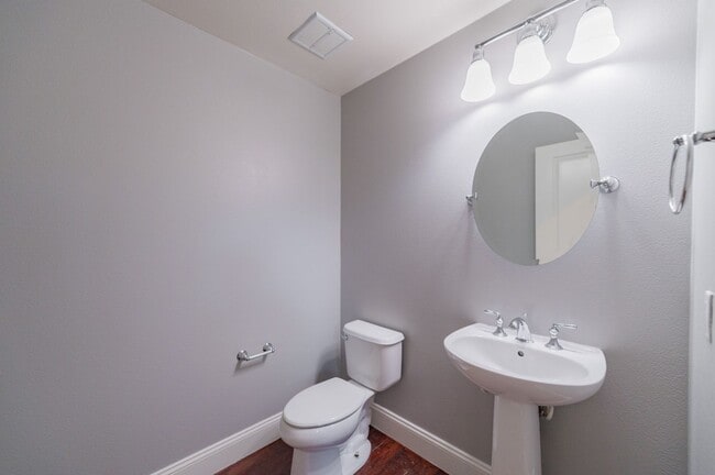 Building Photo - 3BD/2.5BA/2Garage Two Story upgraded End Unit Condo Woodbury Irvine $4800