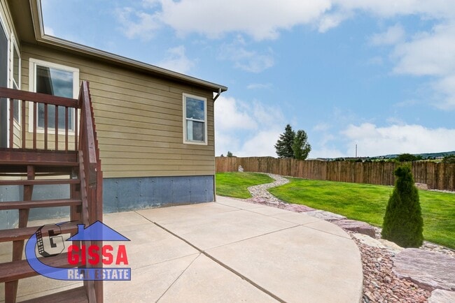 Building Photo - Beautiful ranch style home available to mo...
