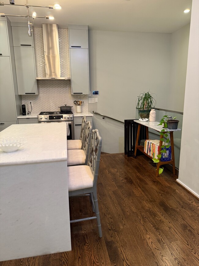 Building Photo - 1100 W St NW