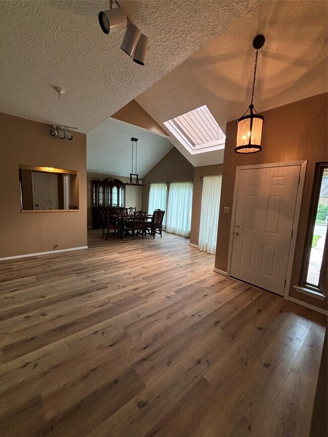 Building Photo - 15702 Oxenford Dr