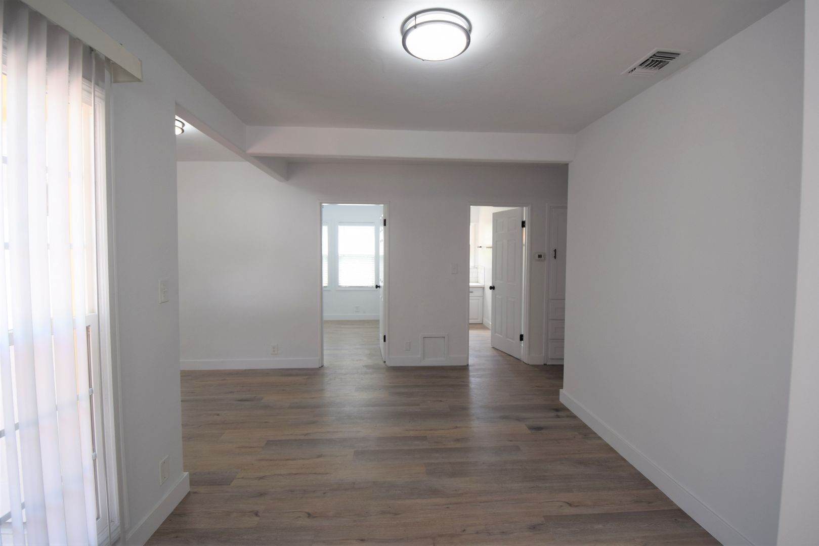 Building Photo - 721 N Hollywood Way