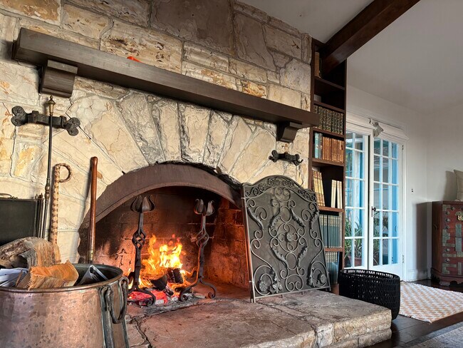 Building Photo - 80 Corona Way