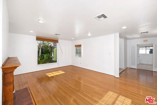 Building Photo - 312 S Maple Dr