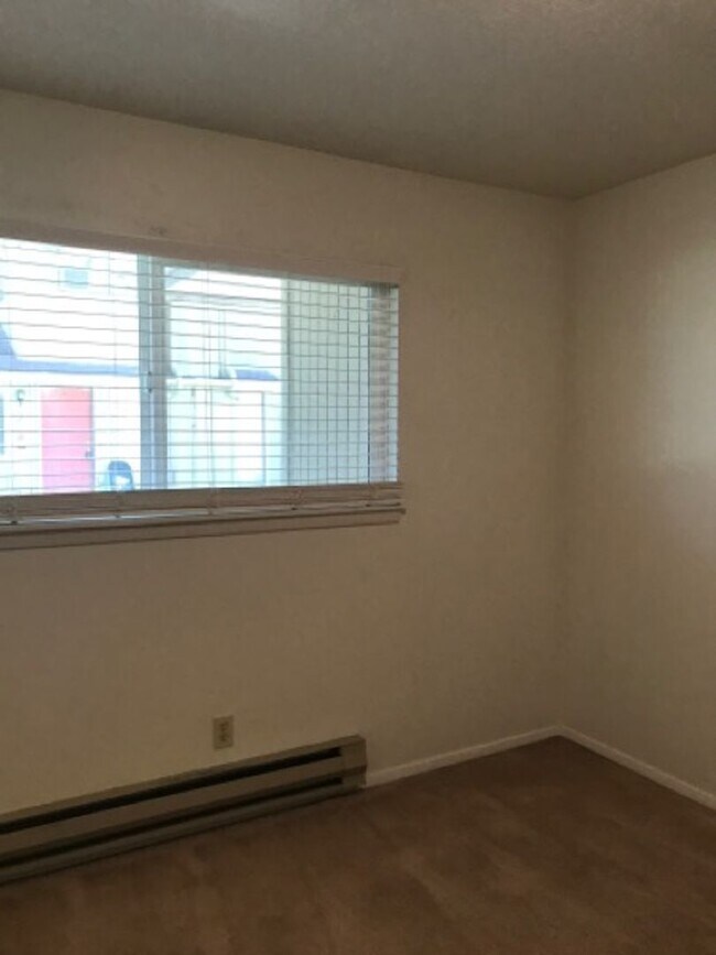 Building Photo - 767 Meadows Dr
