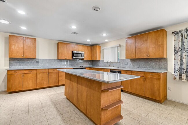 Building Photo - 5170 E Huntington Ave