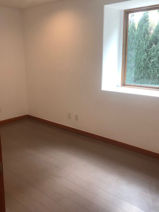 Building Photo - 128 S Carson Rd