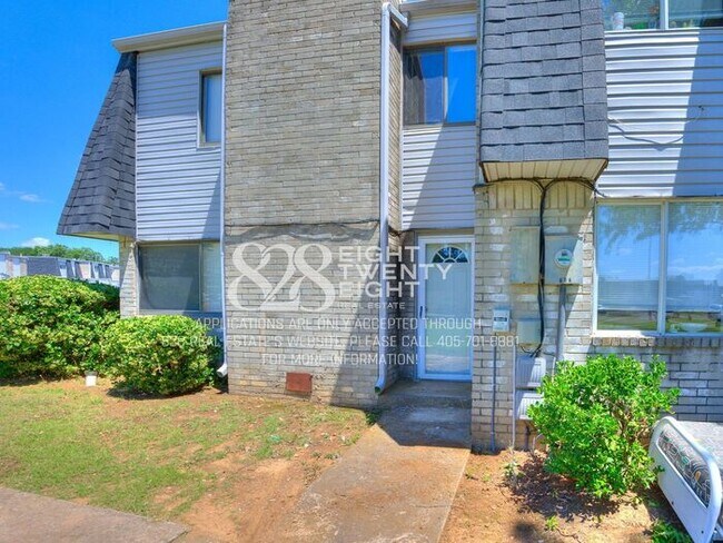 Building Photo - *AVAILABLE NOW!* Spacious 3 Bed/2.5 Bath Condo in East Norman!