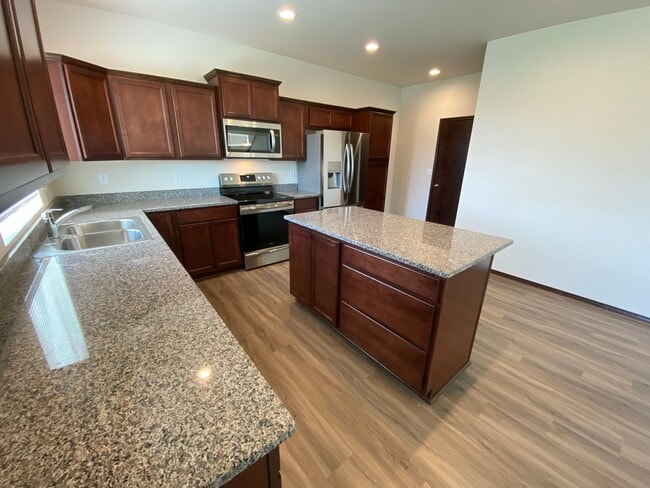 Building Photo - Newer, Spacious 5 Bedroom 3 Bed House!