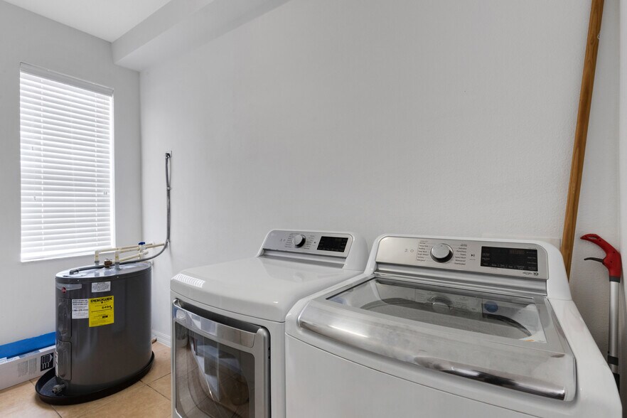 Building Photo - 8652 Karpeal Dr