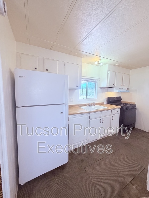 Building Photo - 4580 E Rex St