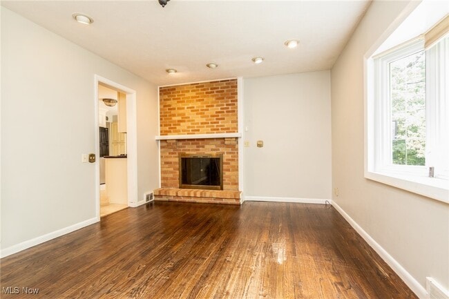 Building Photo - 25035 Penshurst Dr