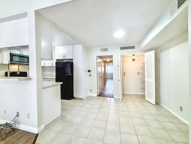 Building Photo - Lovely 2-Bed, 2-Bath Condo with Great Loca...