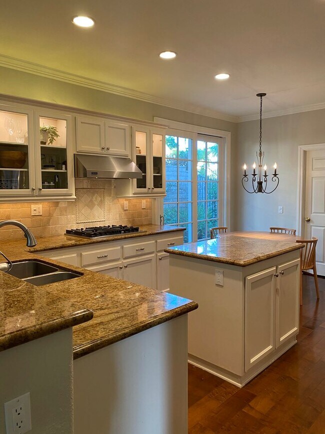 Building Photo - Private Courtyard Entry & Expansive Backyard Oasis