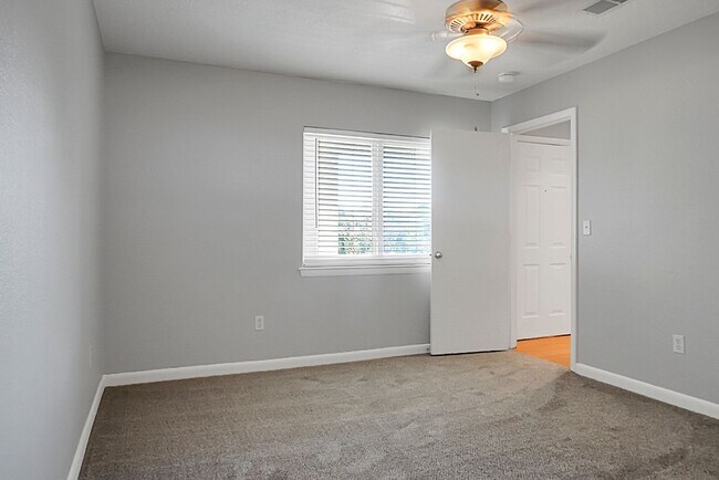 Building Photo - Renovated Condo located in heart of Mt Pleasant, near Ravenel Bridge and Waterfront Park