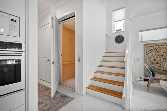 Building Photo - 521 SW Ocean Blvd