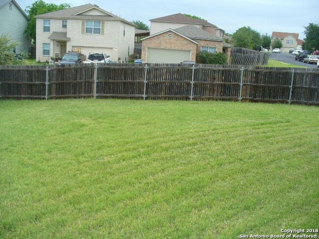 Building Photo - Well Maintained Corner Lot Property Ready ...