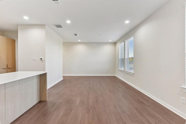 Building Photo - 17012 Marsh Wren Pass