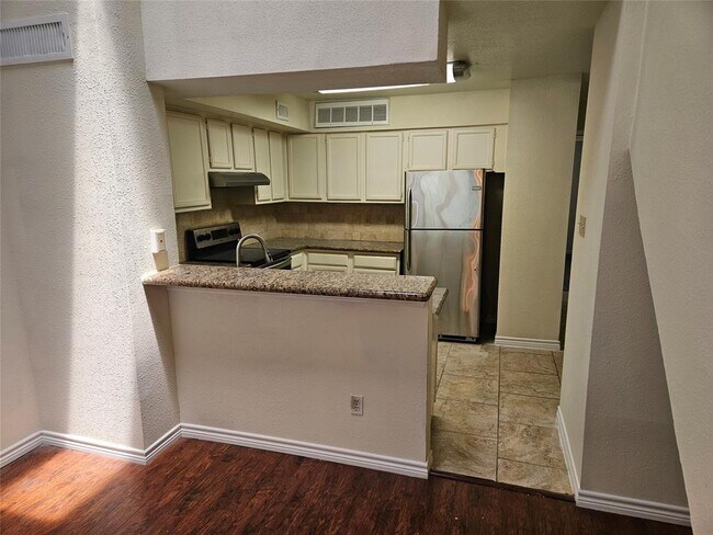 Building Photo - 2425 Holly Hall St