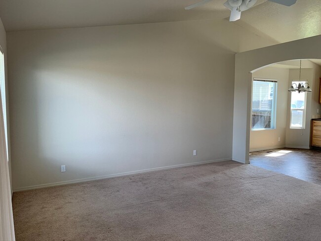Building Photo - Adorable 3 bed 2 bath home in a quite Cald...
