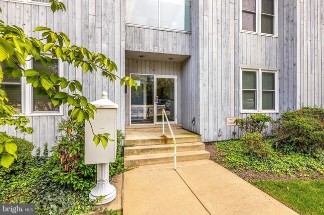 Building Photo - 5213 Le Parc Dr